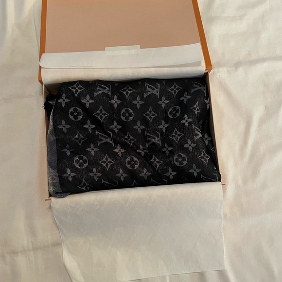 NWOT. Louis Vuitton black/metallic silk scarf/shawl. Comes with box. Never worn - Picture 4 of 4